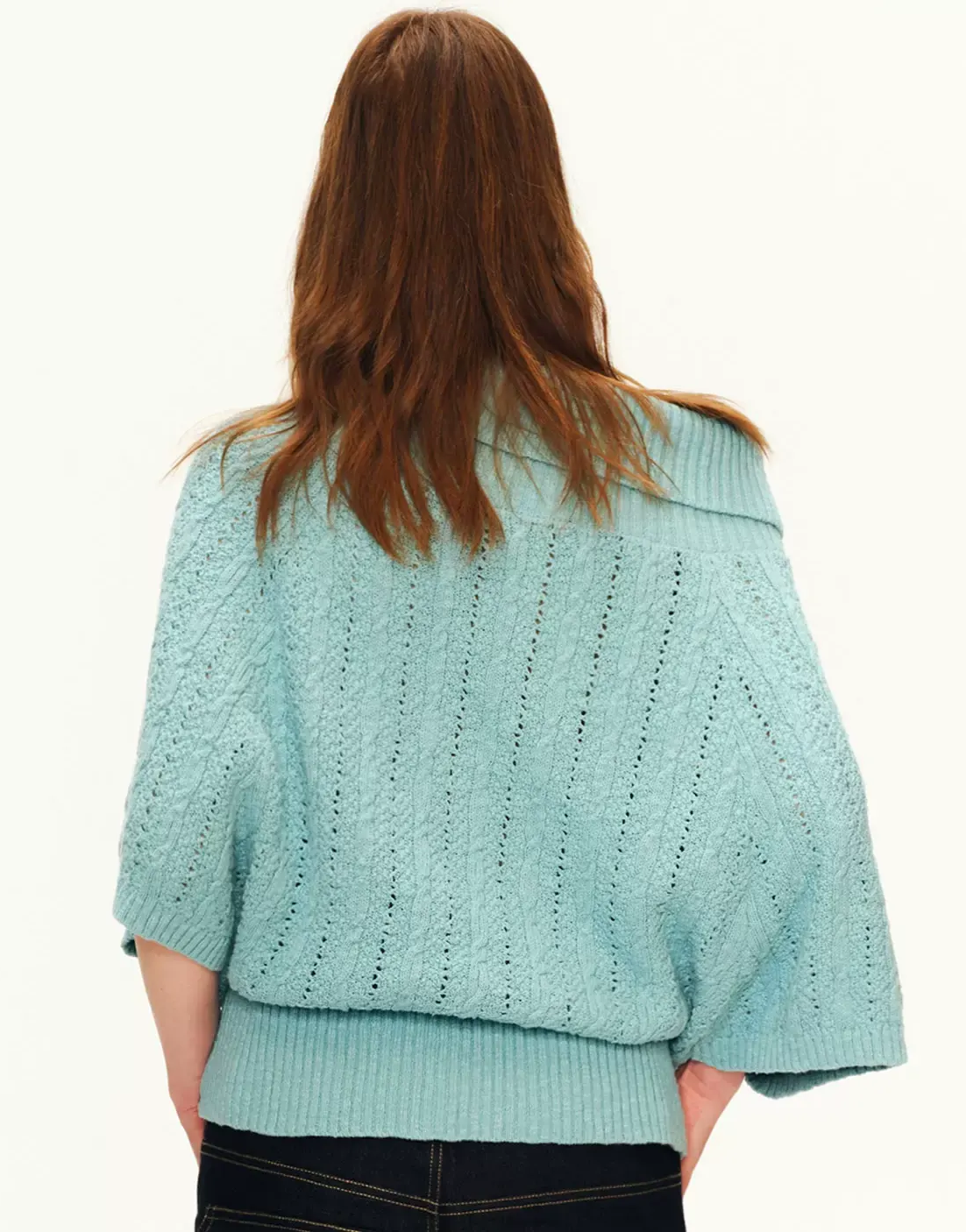 Pull asymétrique en maille torsadée