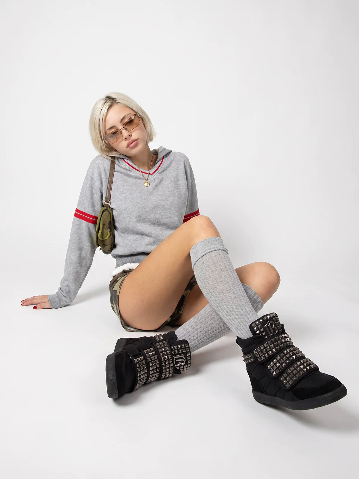 Sneakers alte con plateau e borchie