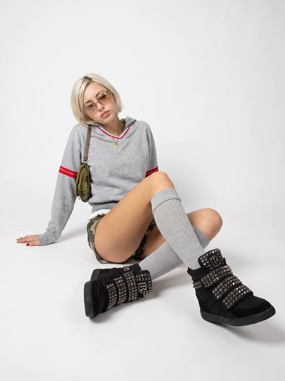 Sneakers alte con plateau e borchie