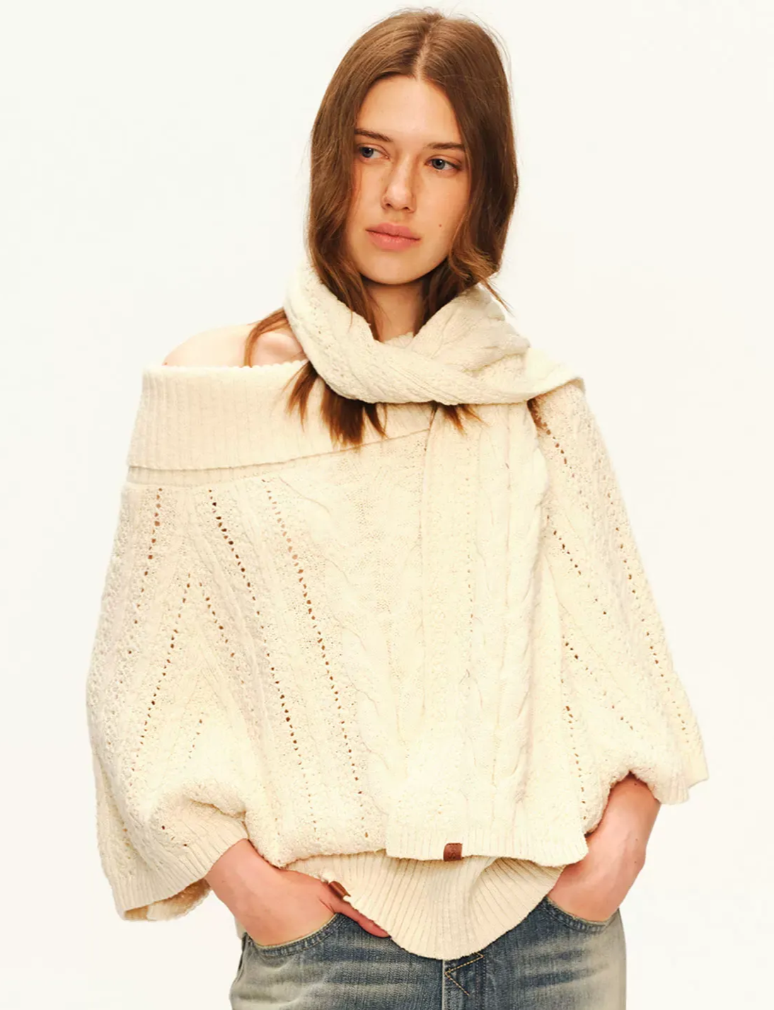 Pull asymétrique en maille torsadée