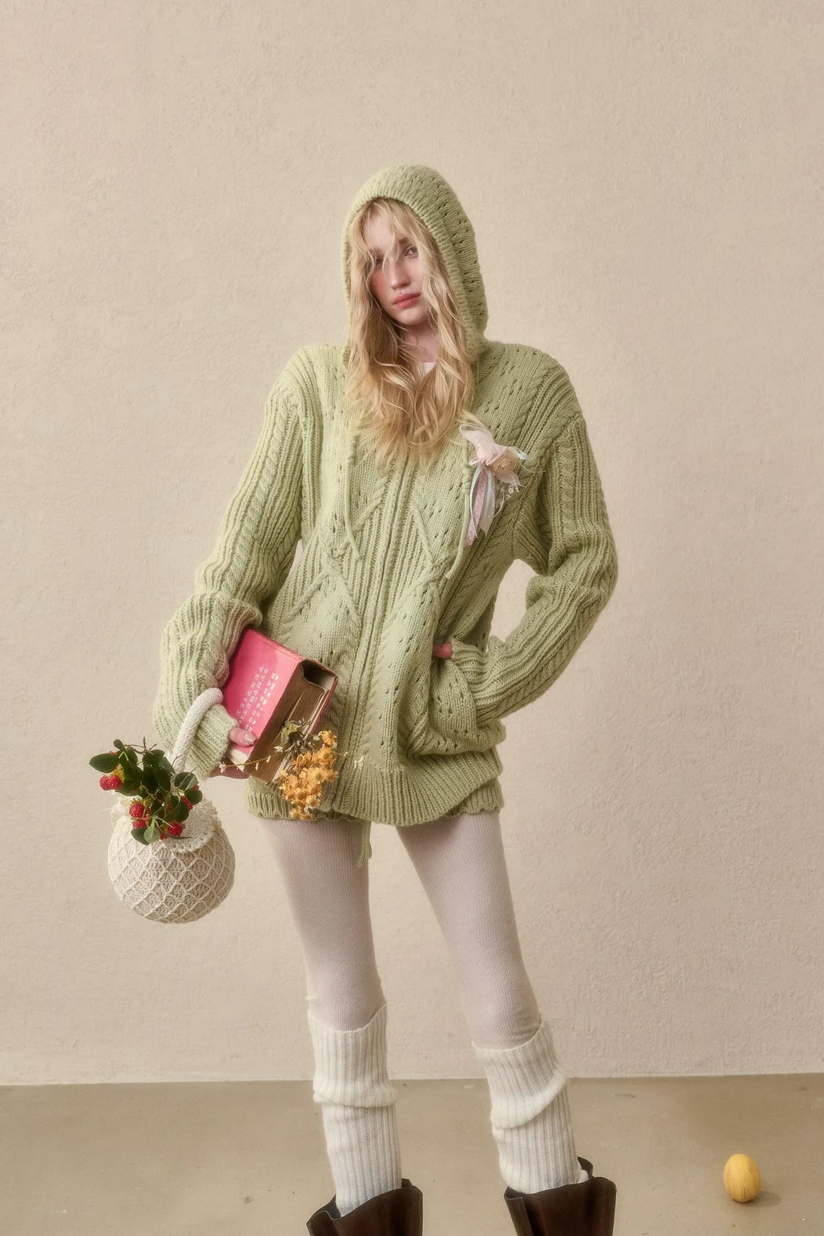 Completo con cappuccio in maglia a trecce