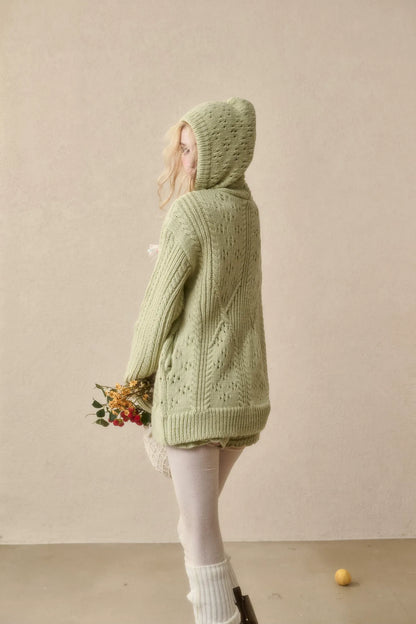 Completo con cappuccio in maglia a trecce