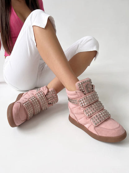Sneakers alte con plateau e borchie