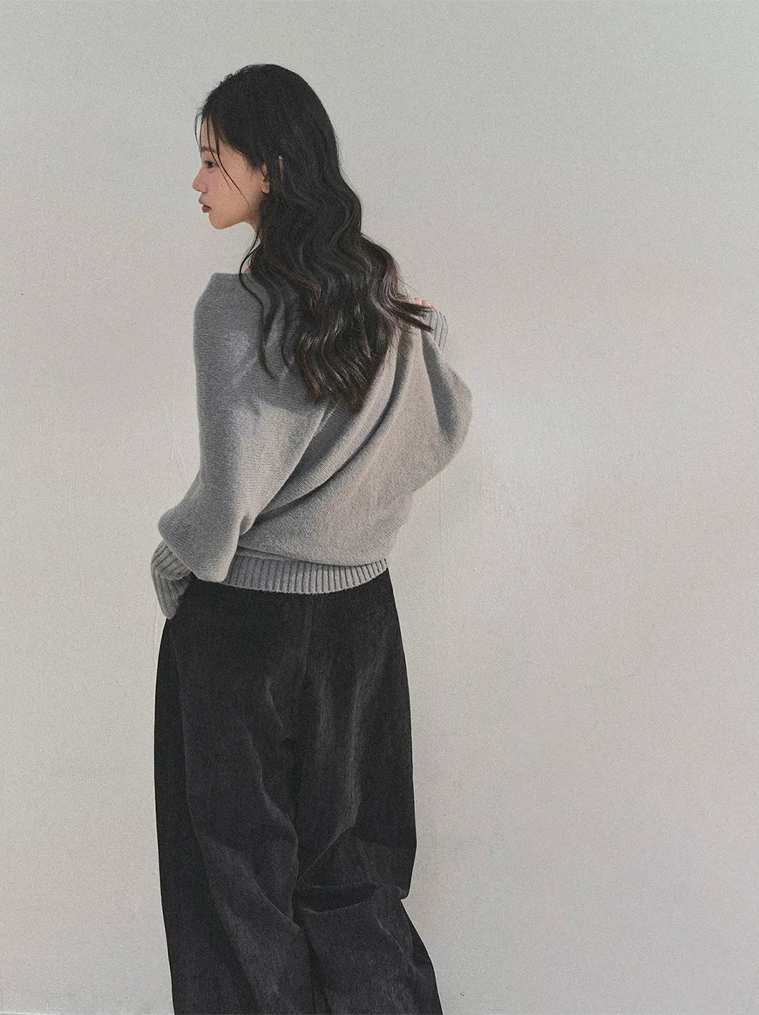 Maglione in maglia morbida con scollo monospalla