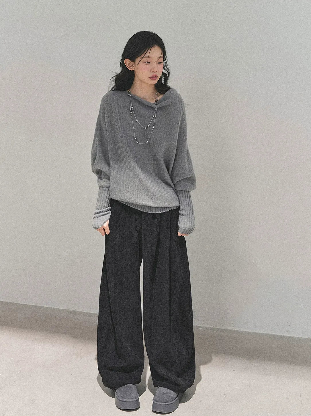 Maglione in maglia morbida con scollo monospalla