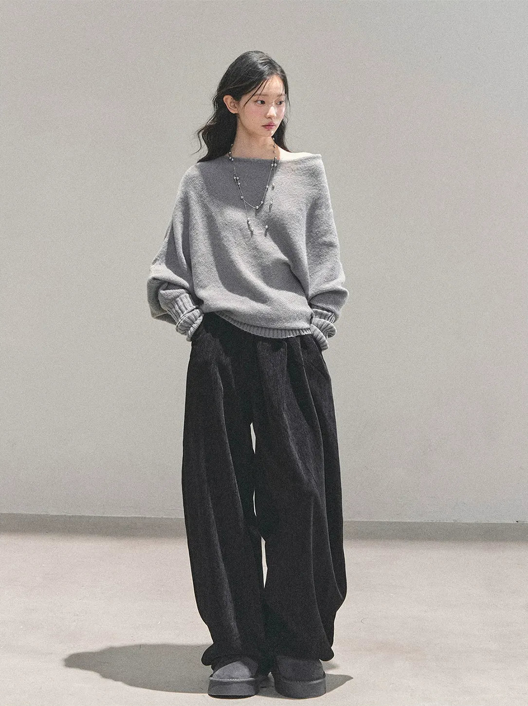 Maglione in maglia morbida con scollo monospalla