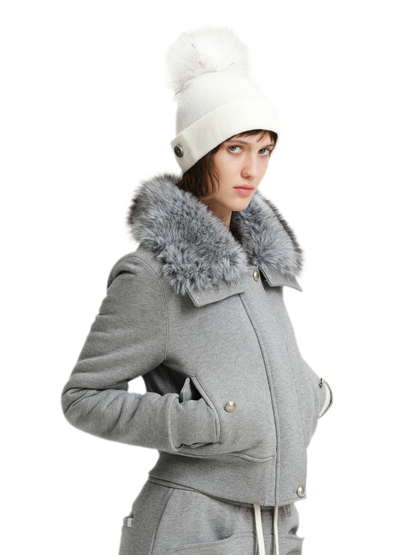 Cappello in lana con pompon e visiera