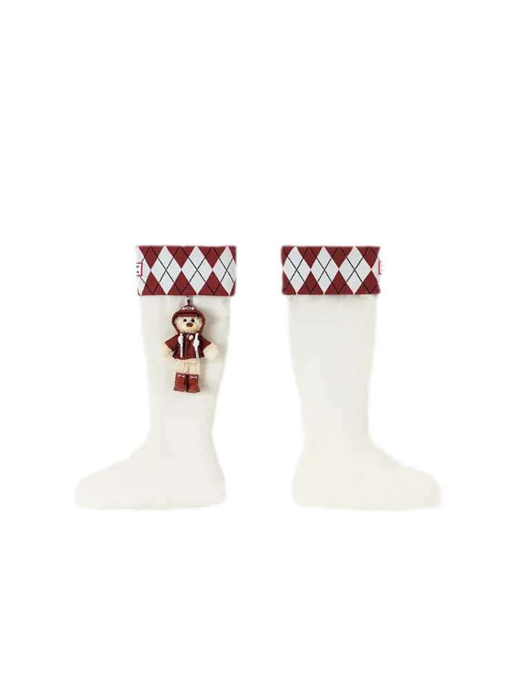 Tất cao đến gối họa tiết argyle với mặt dây gấu