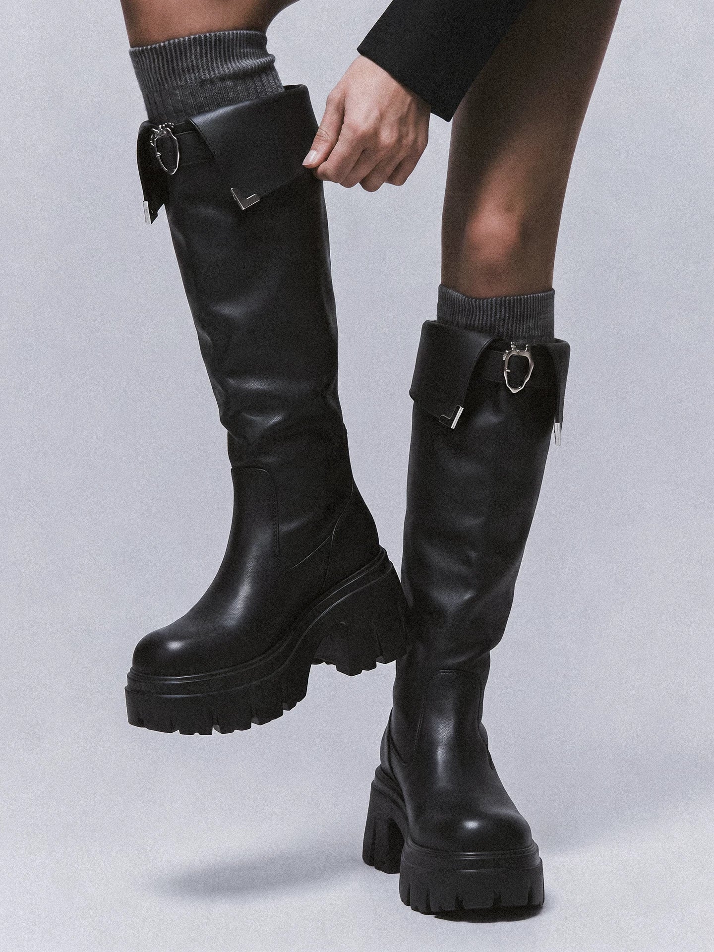 Smooth Wrap Strap Knee Boots