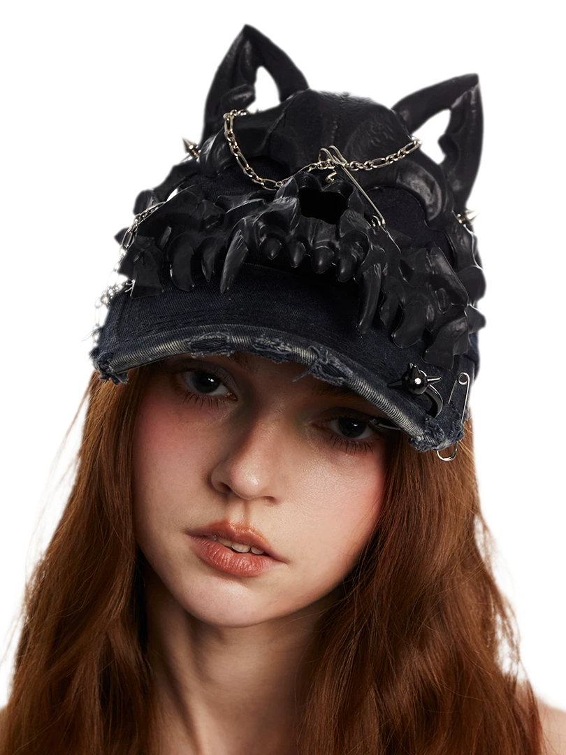 Gothic-Cap mit Nieten und Katzenohren