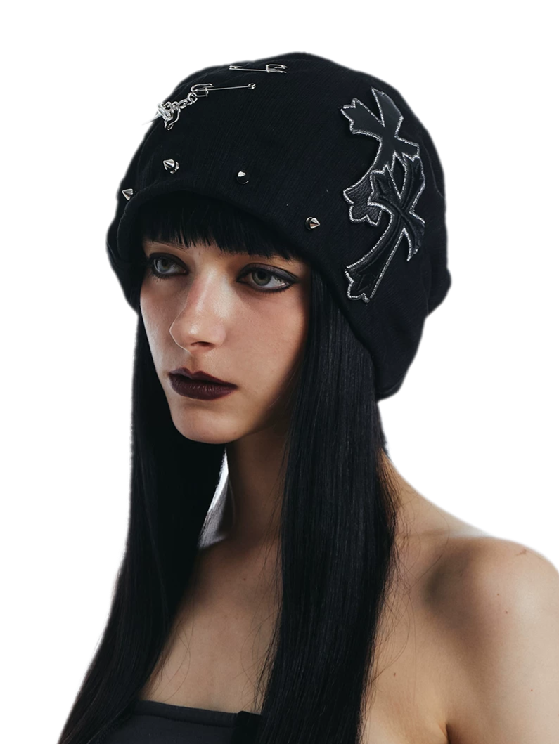 Gerippte Punk-Beanie mit Kreuzaufnäher