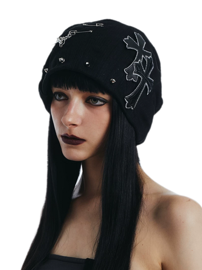 Gerippte Punk-Beanie mit Kreuzaufnäher