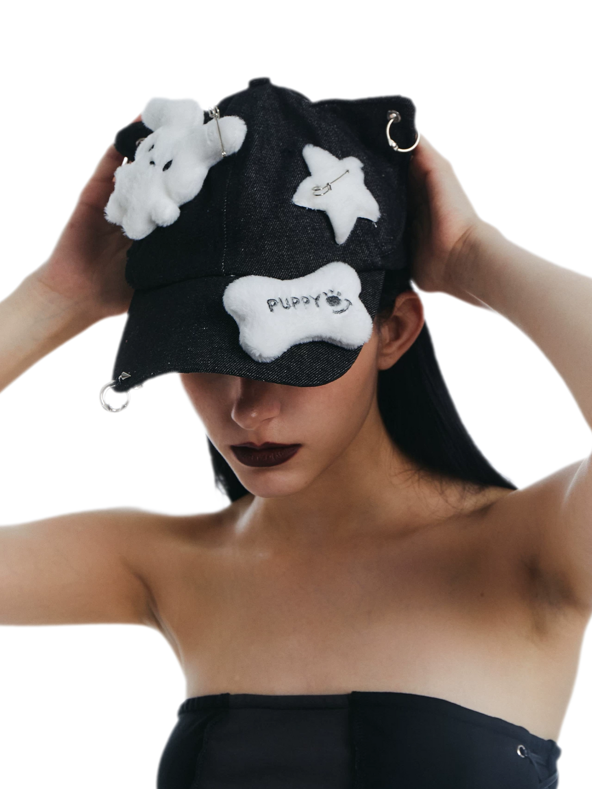 Punk-baseballpet met pluchen applicaties