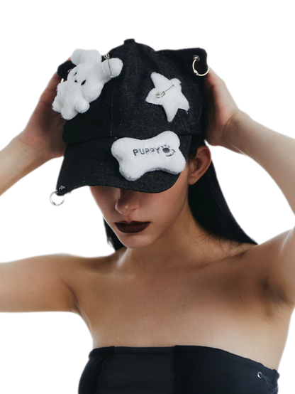 Punk-baseballpet met pluchen applicaties
