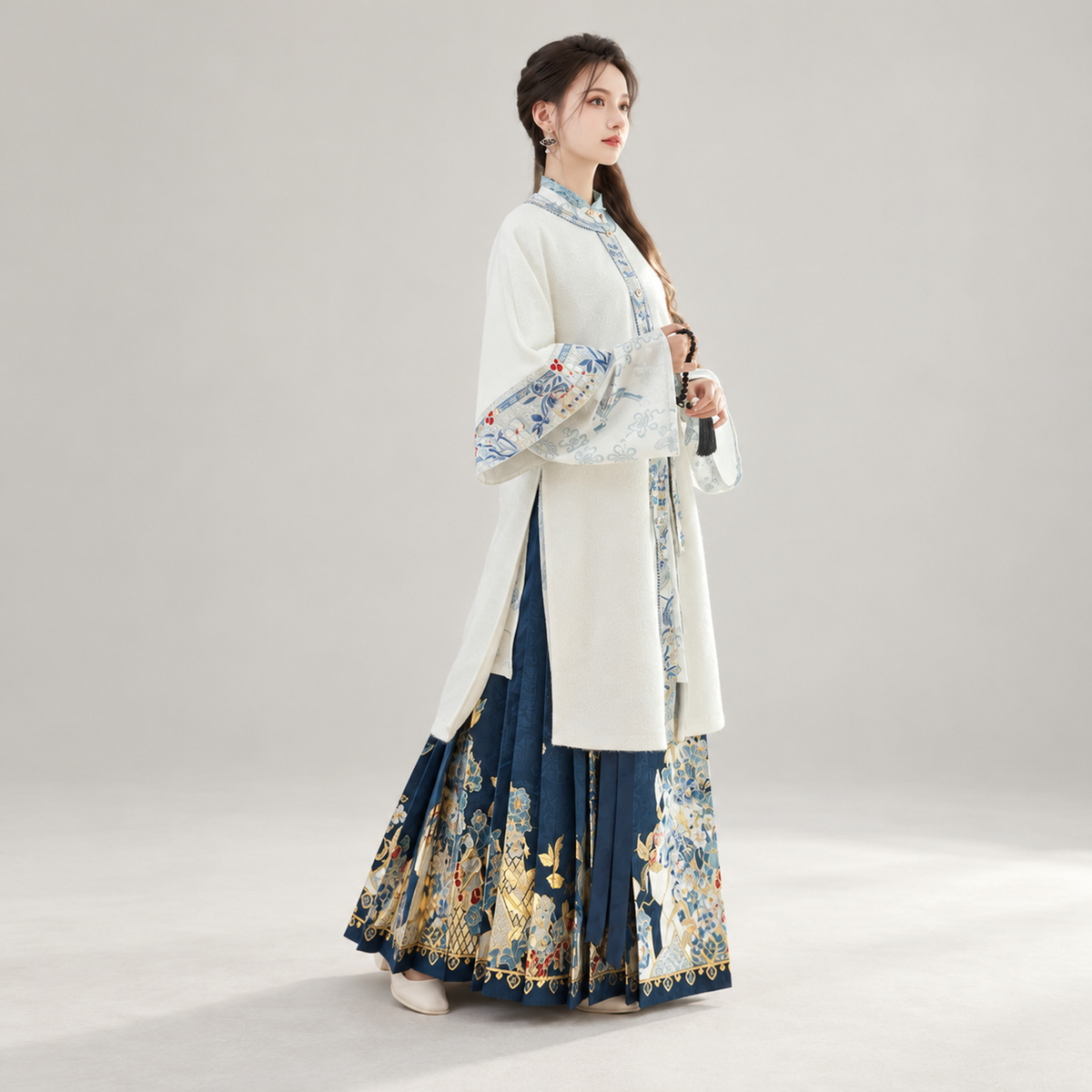 青花碎玉 Blue-and-White Jade Shards Ming-Style Stand-Collar