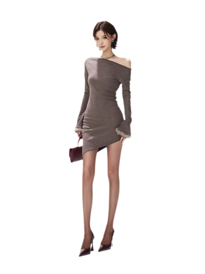 Asymmetrisches Kleid mit Fuchspelz-Bündchen