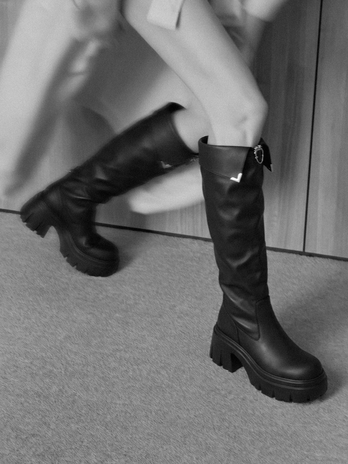Smooth Wrap Strap Knee Boots