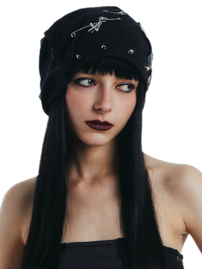 Gerippte Punk-Beanie mit Kreuzaufnäher