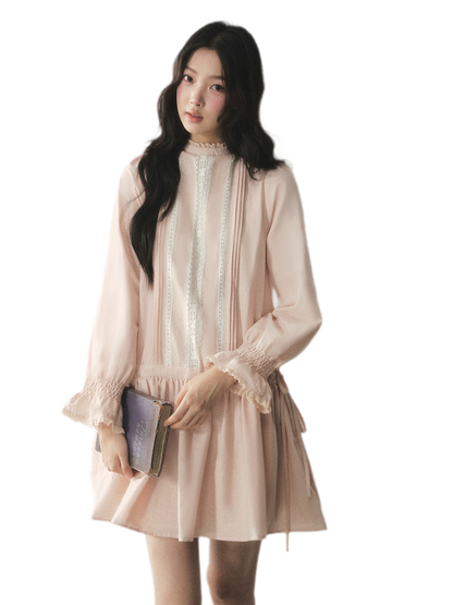 Vestido de encaje con volantes y cuello alto