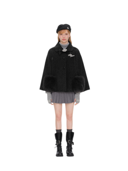 Cappotto mantella in peluche con fiocco