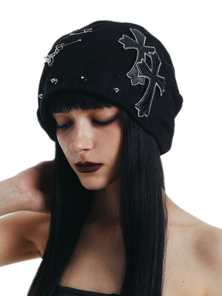 Gerippte Punk-Beanie mit Kreuzaufnäher