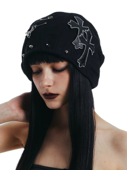 Gerippte Punk-Beanie mit Kreuzaufnäher