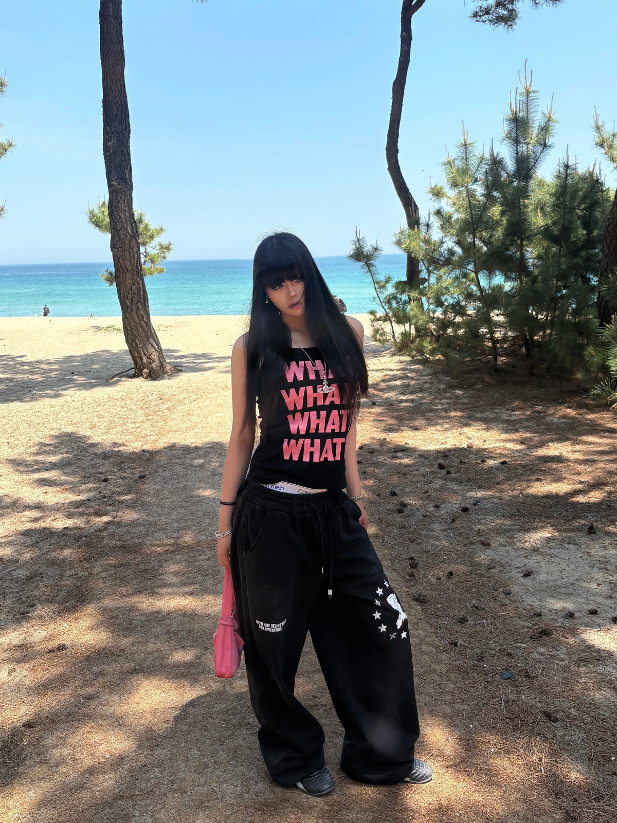 גופיית גזרה צמודה עם הדפס גרפי