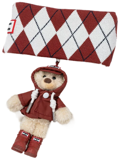 Tất cao đến gối họa tiết argyle với mặt dây gấu