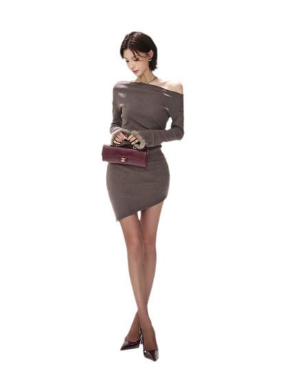 Asymmetrisches Kleid mit Fuchspelz-Bündchen