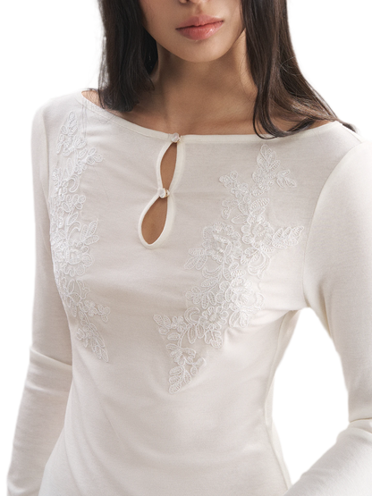 Top en maille Tencel brodé avec découpes
