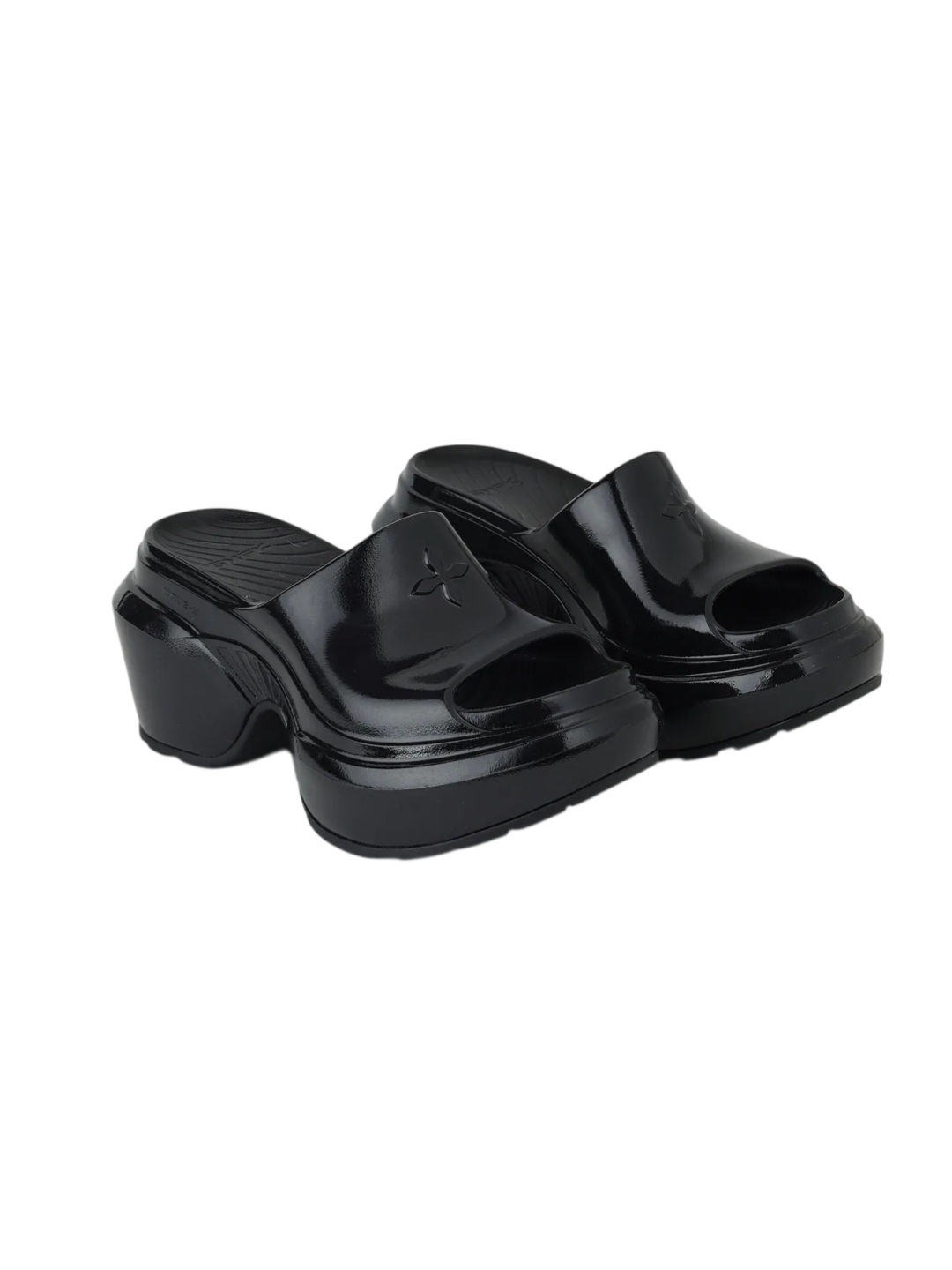 Chanclas deportivas con plataforma estilizada