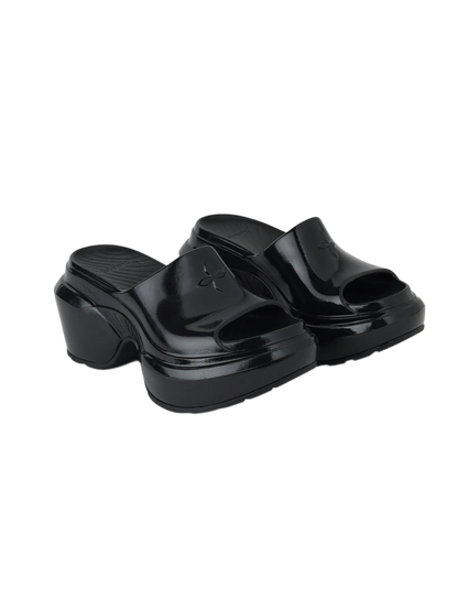 Chanclas deportivas con plataforma estilizada
