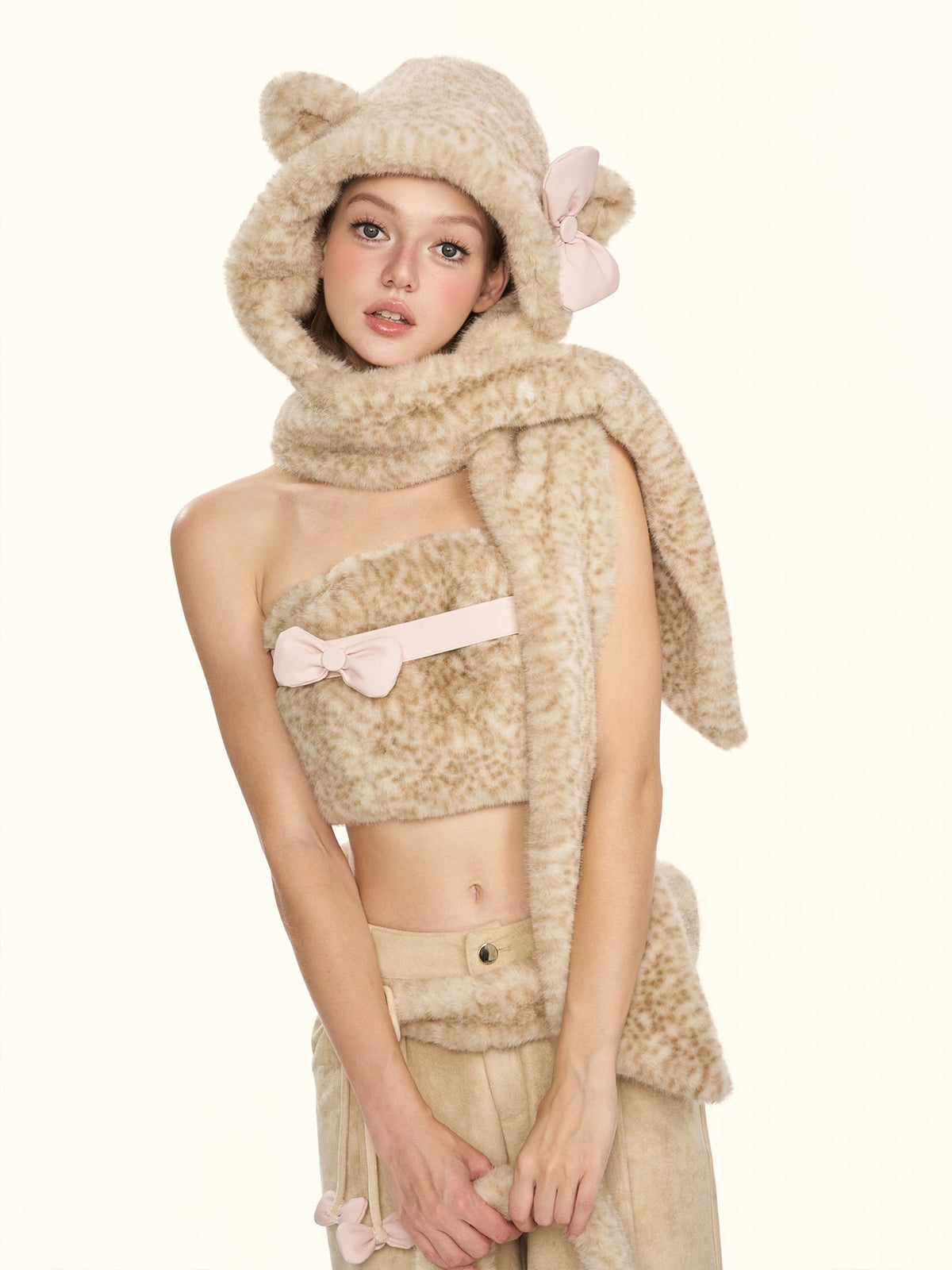 Cappello-sciarpa in pelliccia con stampa leopardata
