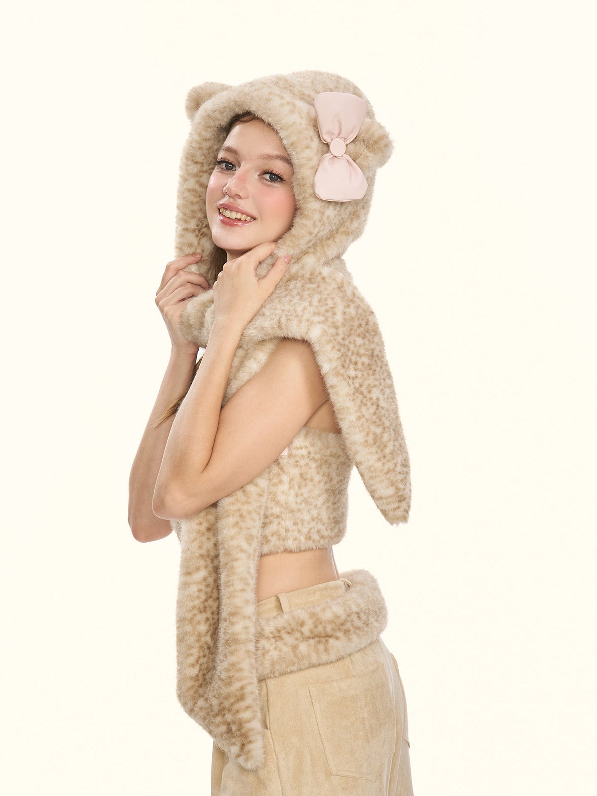 Cappello-sciarpa in pelliccia con stampa leopardata