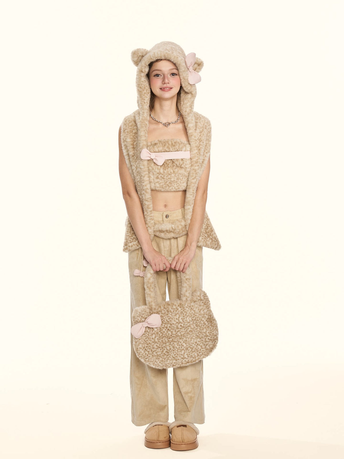 Cappello-sciarpa in pelliccia con stampa leopardata