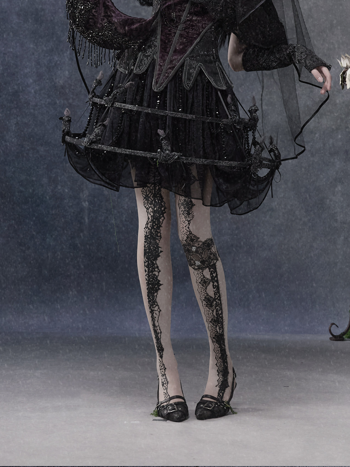 Chân váy dạ hội gothic xếp tầng đính hạt cườm