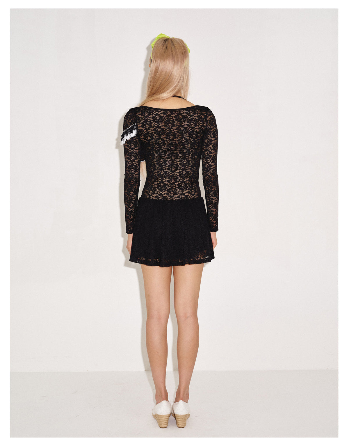 Mini-Kleid aus strukturierter Spitze mit Cut-outs