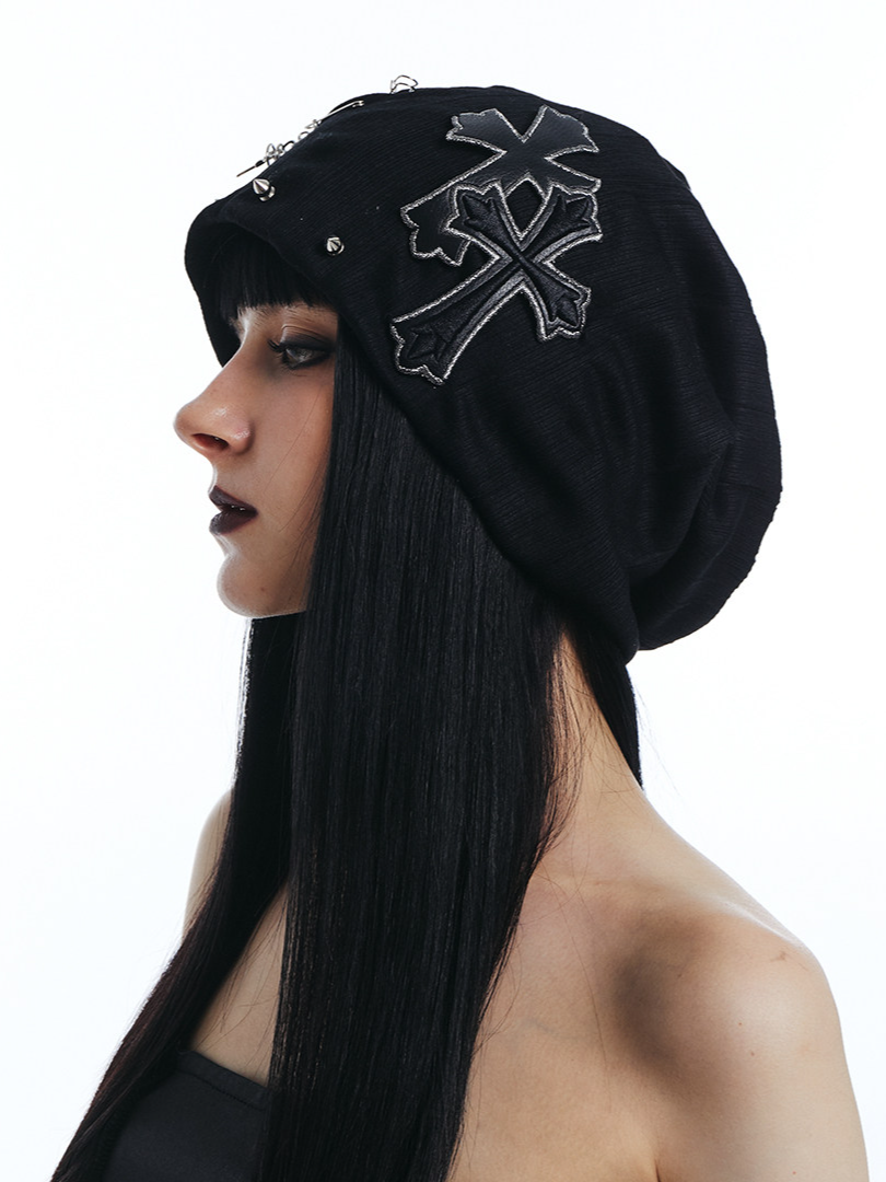 Gerippte Punk-Beanie mit Kreuzaufnäher