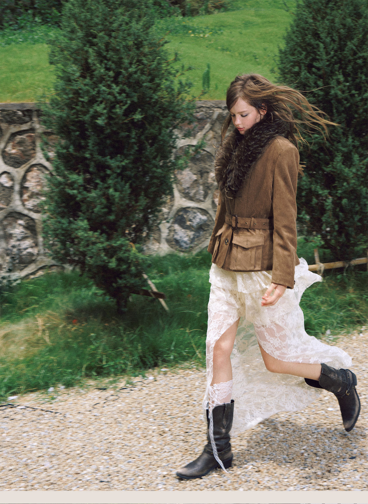 Falda de encaje floral con capas y abertura