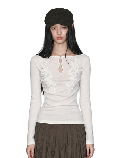 Top en maille Tencel brodé avec découpes