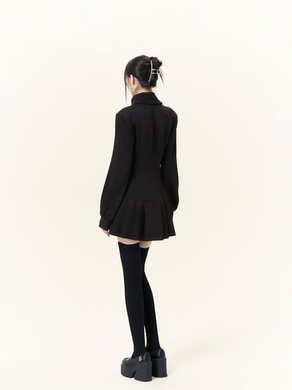 Plissiertes zweireihiges Kleid