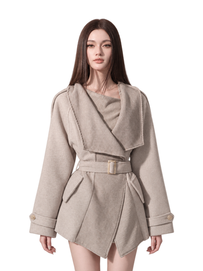 Wollmantel mit asymmetrischem Revers