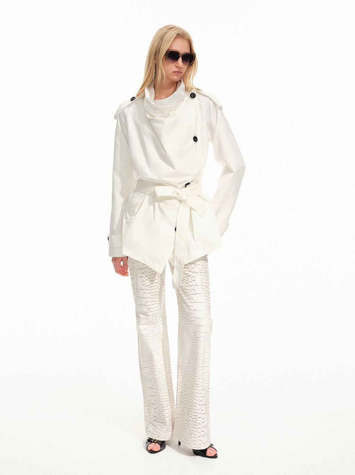 Plissierter zweireihiger Trenchcoat