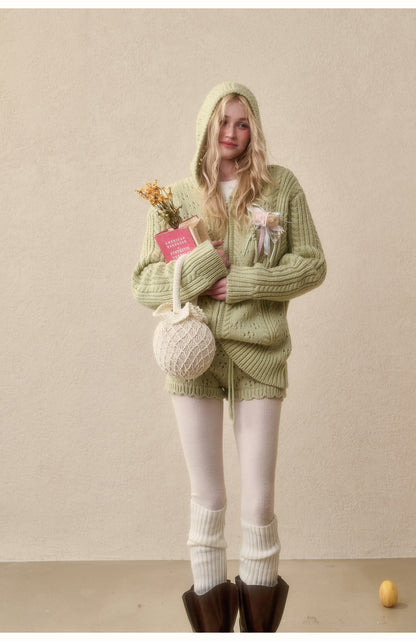 Completo con cappuccio in maglia a trecce