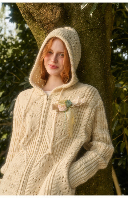 Completo con cappuccio in maglia a trecce