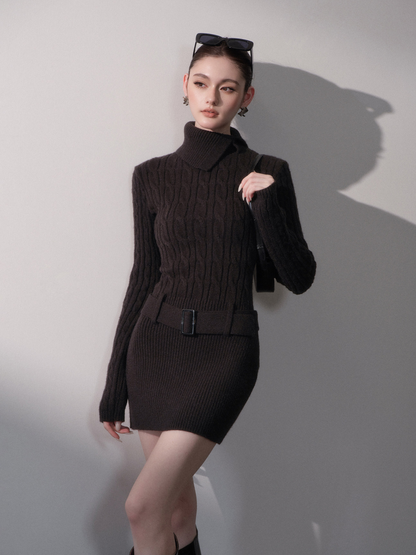 Robe ajustée à col roulé en maille torsadée
