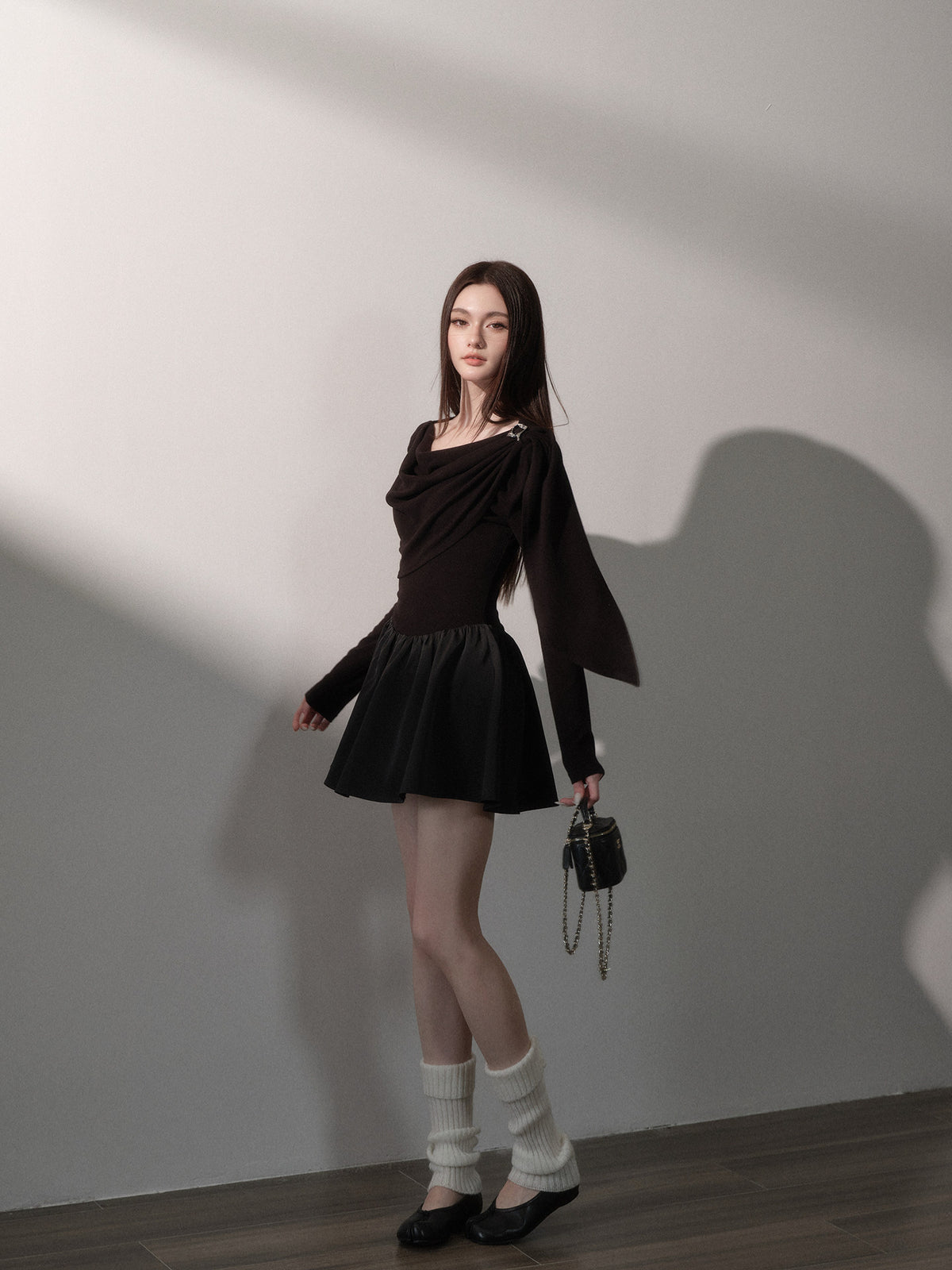 Vestido corto drapeado con hombros descubiertos — Cargar imagen 3 en vista de galería