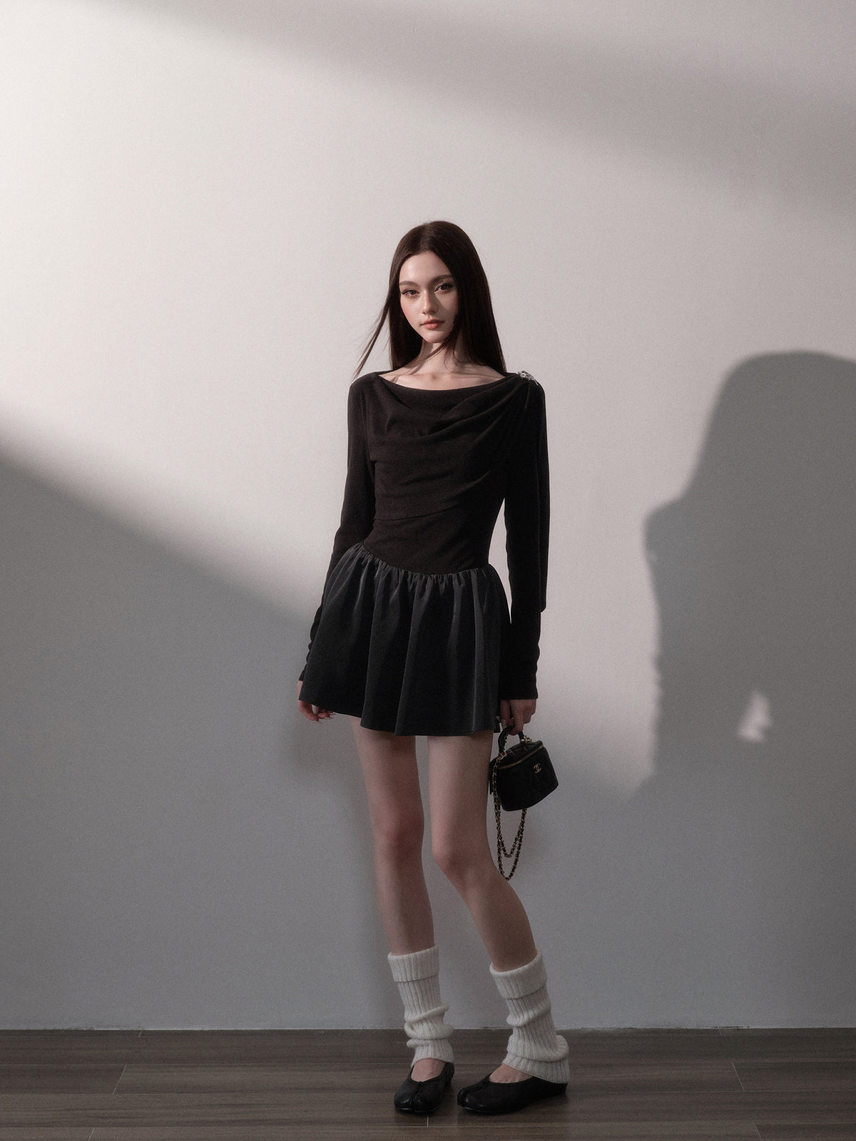 Vestido corto drapeado con hombros descubiertos