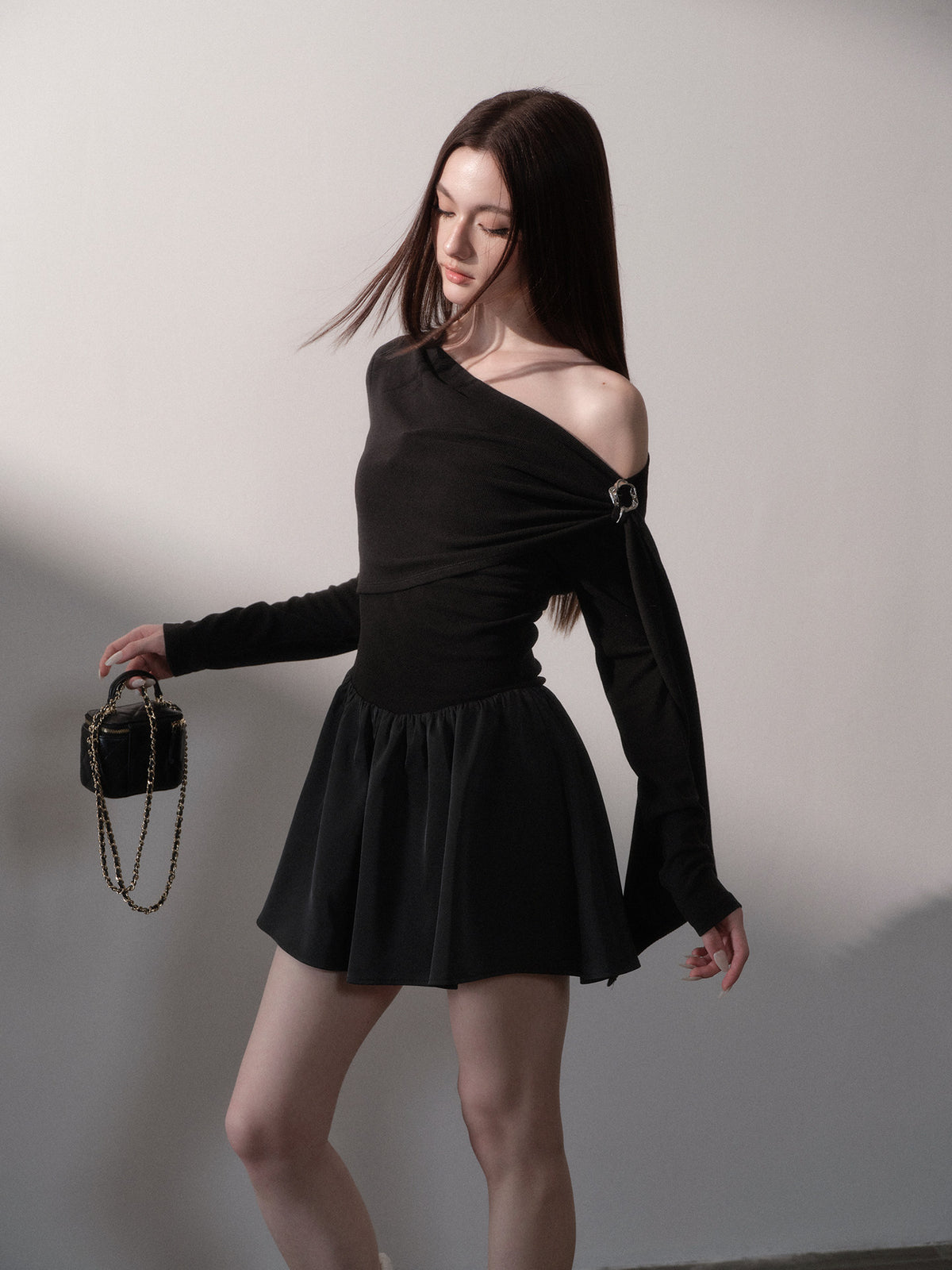 Vestido corto drapeado con hombros descubiertos