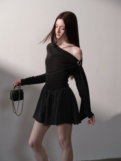 Vestido corto drapeado con hombros descubiertos